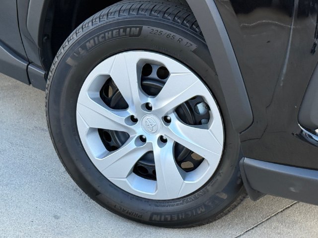 Used 2025 Toyota RAV4 LE AWD/4WD image 2