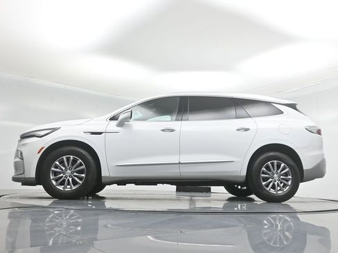 Used 2022 Buick Enclave Essence image 8