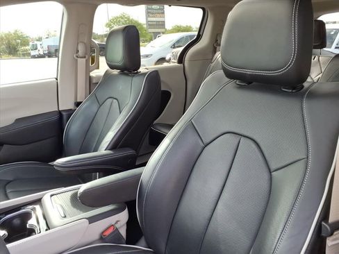 Used 2023 Chrysler Pacifica Limited FWD image 11