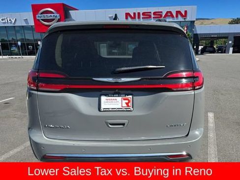 Used 2023 Chrysler Pacifica Limited FWD image 4