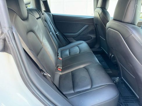 Used 2022 Tesla Model 3 Standard Range image 9
