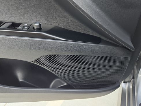 Used 2025 Toyota Camry SE w/ Convenience Package image 15