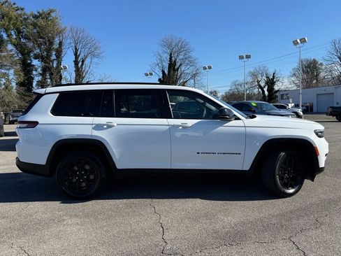 Used 2024 Jeep Grand Cherokee L Laredo image 3