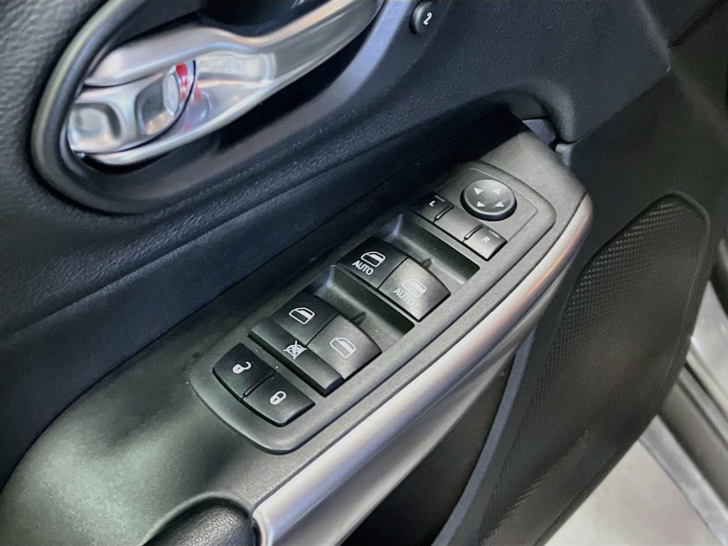 Used 2019 Jeep Cherokee Limited AWD/4WD image 17