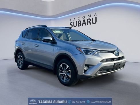 Used 2018 Toyota RAV4 XLE image 4
