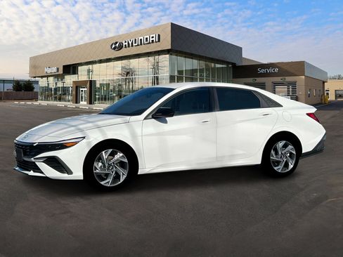 Used 2025 Hyundai Elantra Sport image 2