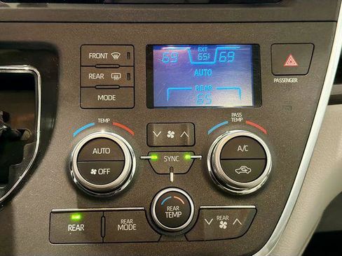 Certified 2018 Toyota Sienna XLE FWD image 13