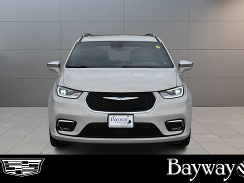 Used 2021 Chrysler Pacifica Limited w/ Uconnect Theater Family Group image 2