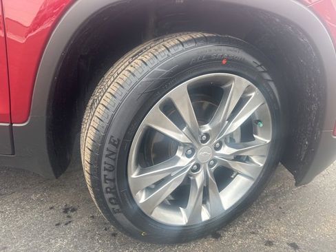 Used 2019 Chevrolet Trax LT w/ Sun & Sound Package image 9