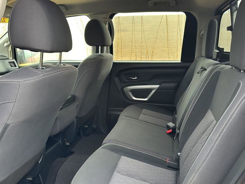 Used 2022 Nissan Titan SV image 9