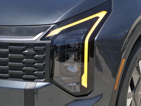New 2026 Kia Sportage LX FWD image 6