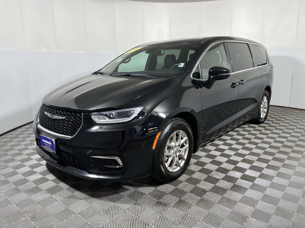 Used 2025 Chrysler Pacifica Select FWD image 4