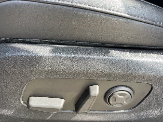 Used 2025 Kia Carnival FWD image 24