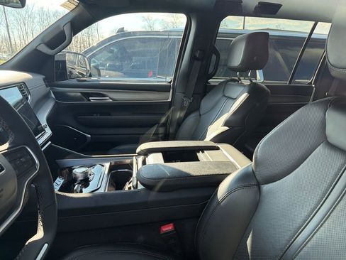 Used 2025 Jeep Wagoneer 4WD image 10