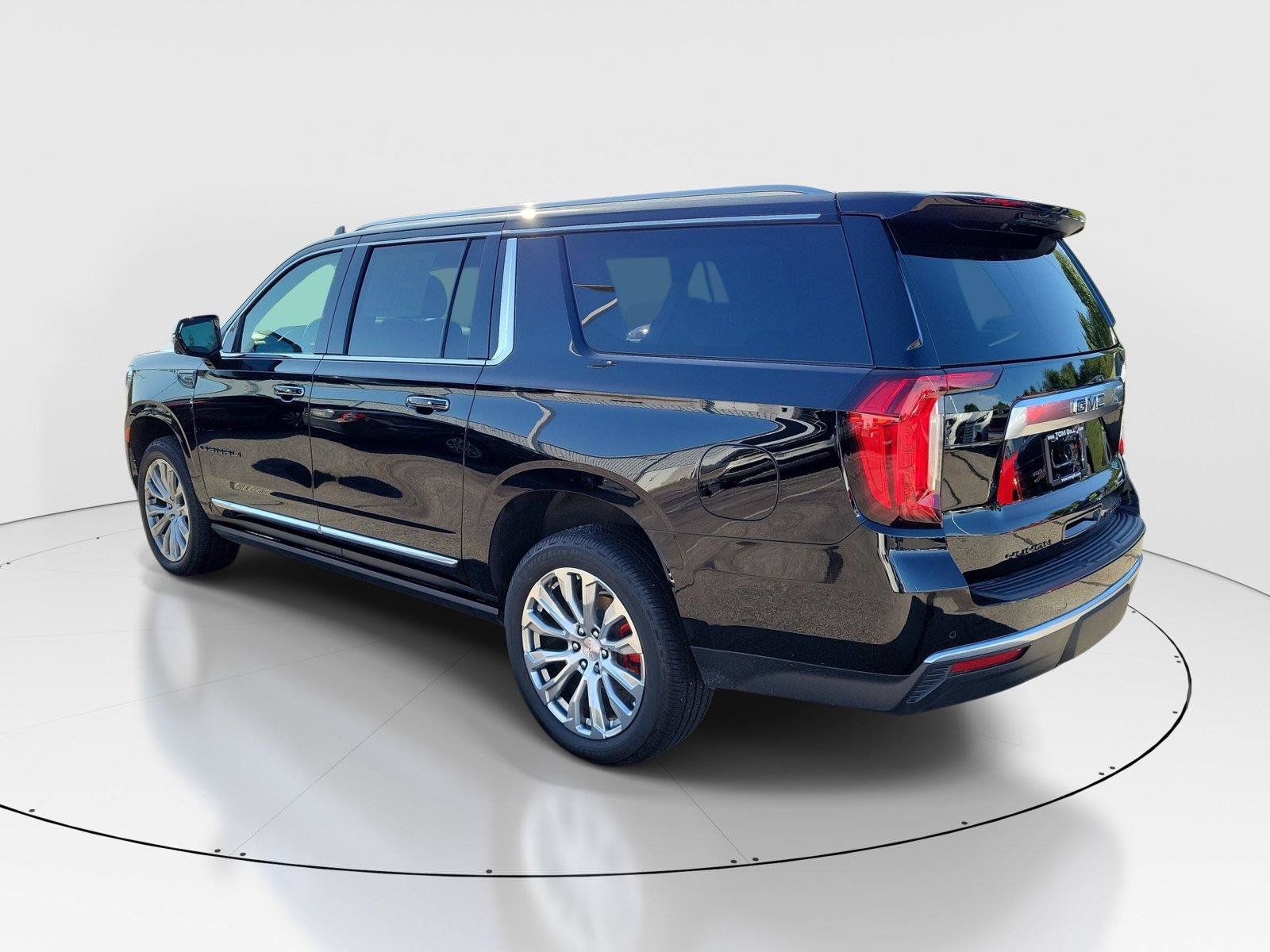 Used 2022 GMC Yukon XL Denali w/ Denali Premium Package AWD/4WD image 3