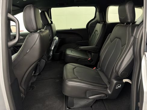 Used 2026 Chrysler Pacifica Select FWD image 16