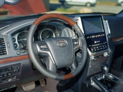 Used 2016 Toyota Land Cruiser image 12