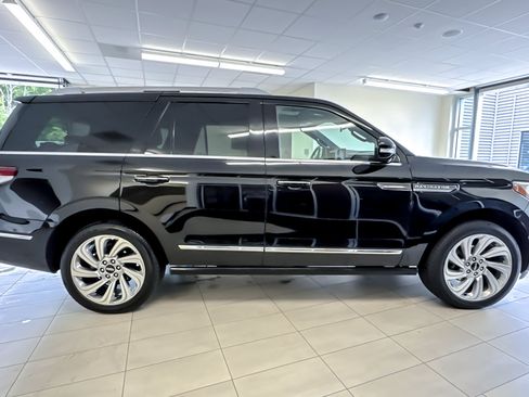 Certified 2024 Lincoln Navigator Reserve AWD/4WD image 3