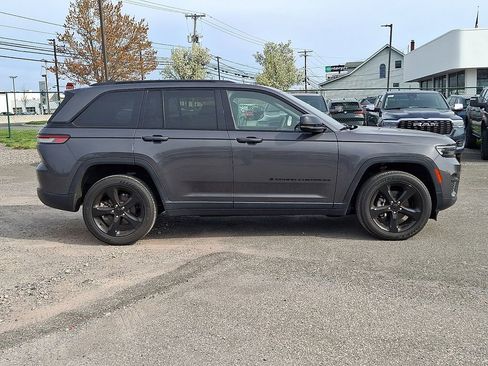 Used 2023 Jeep Grand Cherokee Altitude AWD/4WD image 10