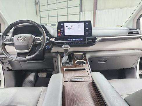 Used 2021 Toyota Sienna XLE FWD image 27
