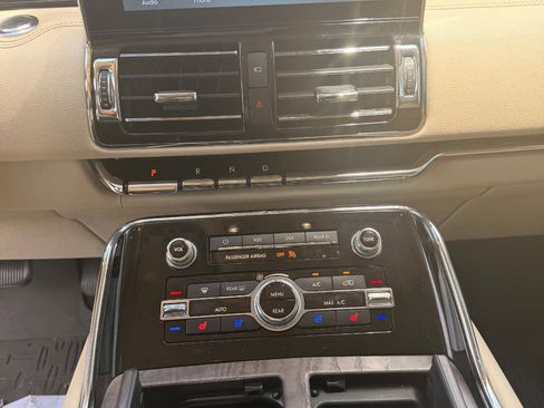 Used 2020 Lincoln Navigator Reserve w/ Luxury Package RWD image 16