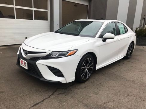 Certified 2019 Toyota Camry SE image 6