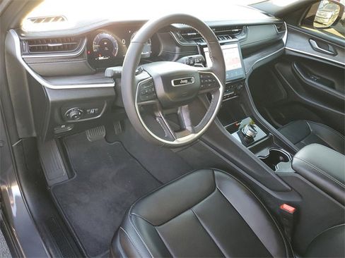 Used 2025 Jeep Grand Cherokee Limited w/ Luxury Tech Group II image 19