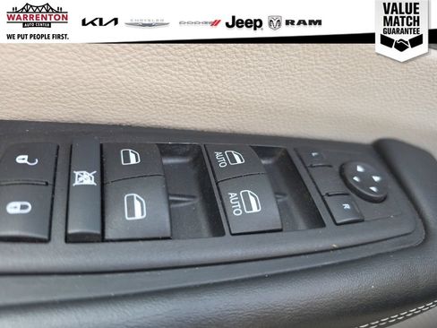Used 2024 Chrysler Pacifica Touring-L FWD image 23