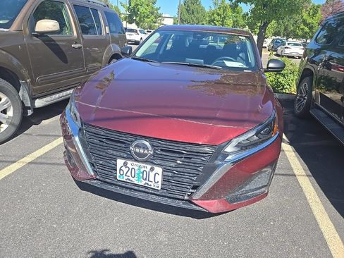 Used 2025 Nissan Altima 2.5 SV AWD/4WD image 2