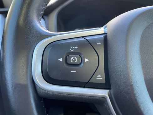 Used 2021 Volvo XC60 T5 Momentum w/ Premium Package image 7