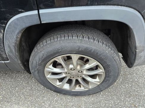 Used 2019 Jeep Cherokee Latitude Plus w/ Comfort/Convenience Group image 4