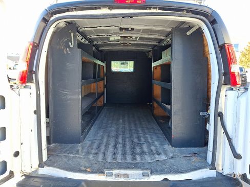 Used 2018 Chevrolet Express 2500 Extended image 27