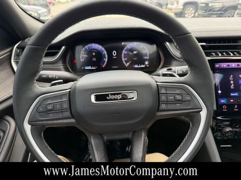 Used 2025 Jeep Grand Cherokee Limited w/ Luxury Tech Group II AWD/4WD image 22
