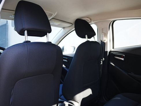 Used 2020 Toyota Yaris LE image 12