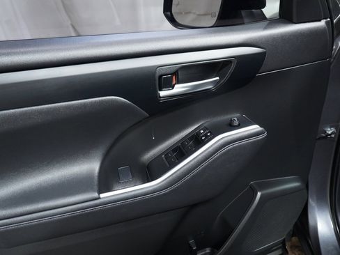 Certified 2023 Toyota Highlander L image 25
