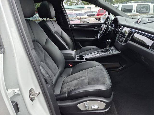 Used 2018 Porsche Macan AWD/4WD image 31
