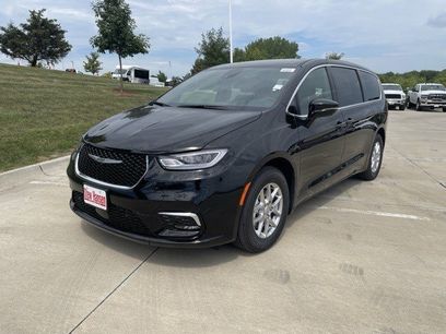 New 2026 Chrysler Pacifica Select