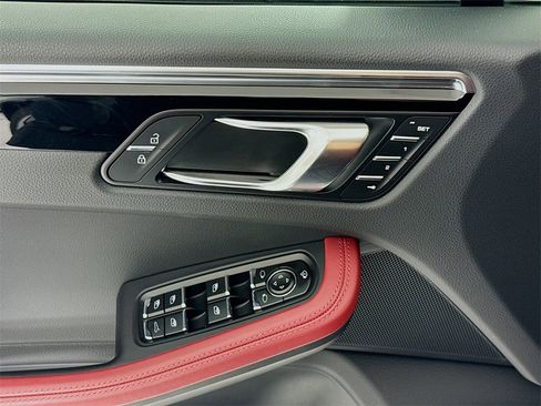 Used 2025 Porsche Macan image 11
