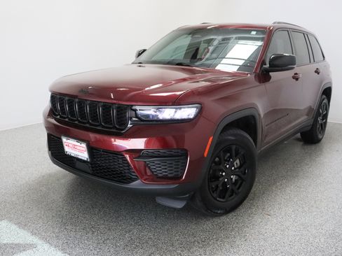 Used 2025 Jeep Grand Cherokee Altitude AWD/4WD image 2