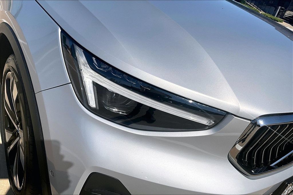 Certified 2024 Volvo XC40 B5 Plus w/ Protection Package Premier AWD/4WD image 39
