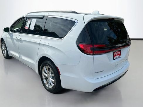 Used 2022 Chrysler Pacifica Touring-L AWD/4WD image 8