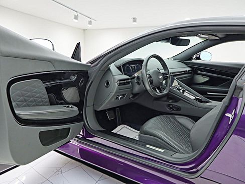 Used 2024 Aston Martin DB12 Coupe RWD image 38
