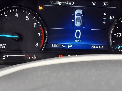 Used 2022 Ford Explorer XLT w/ Equipment Group 202A image 8