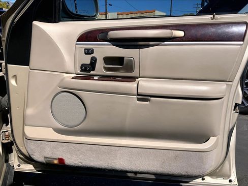 Used 2011 Lincoln Town Car Signature Limited image 20