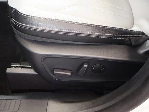 Used 2025 Ford Escape SE w/ PHEV Premium Package FWD image 12