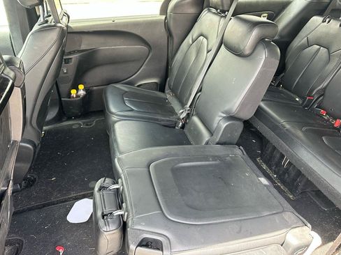 Used 2019 Chrysler Pacifica Touring-L Plus w/ S Appearance Package FWD image 8