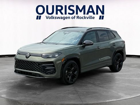Used 2025 Volkswagen Tiguan SE R-Line FWD image 2