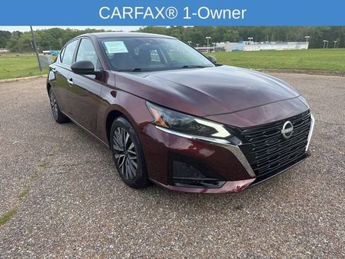 Used 2024 Nissan Altima 2.5 SV FWD image 2