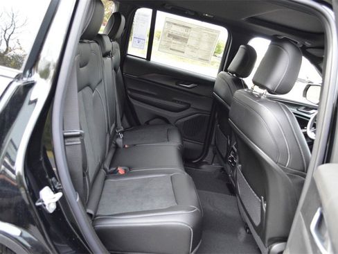 New 2025 Jeep Grand Cherokee Altitude image 31