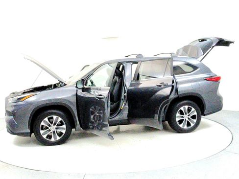 Certified 2023 Toyota Highlander XLE image 10